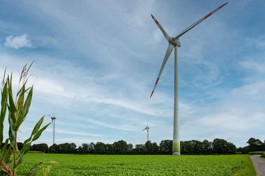 Zu sehen ist ein Windrad auf einem landwirtschaftlich bewirtschaftetem Feld. Foto: Mittwollen und Gradetchliev