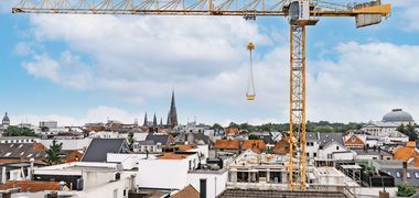 Über den Dächern der Oldenburger Innenstadt mit einem Kran. Foto: Mittwollen und Gradetchliev