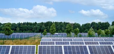 Freiflächenphotovoltaik auf dem Oldenburger Fliegerhorstgelände. Foto: Mittwollen und Gradetchliev