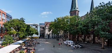 Rathausplatz von oben mit Blick auf die Lambertikirche. Foto: Mittwollen und Gradetchliev