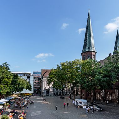Rathausplatz von oben mit Blick auf die Lambertikirche. Foto: Mittwollen und Gradetchliev
