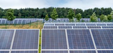 Freiflächenphotovoltaik auf dem Oldenburger Fliegerhorstgelände. Foto: Mittwollen und Gradetchliev