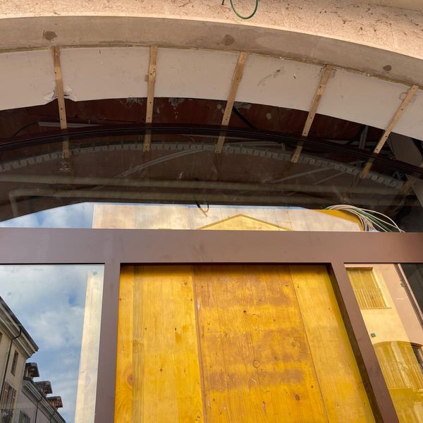 Vetrina ad arco con assi OSB