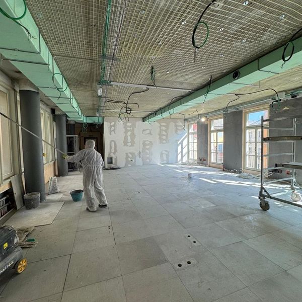 Operaio in tuta Tyvek durante il controsoffitto