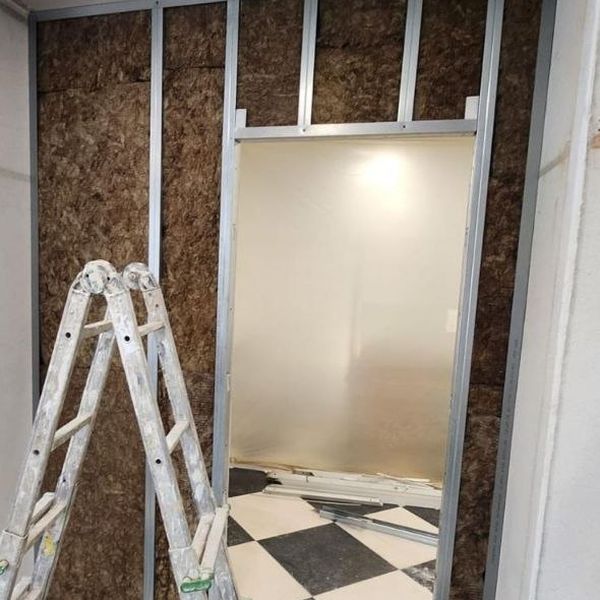 Parete cartongesso strutturale in costruzione
