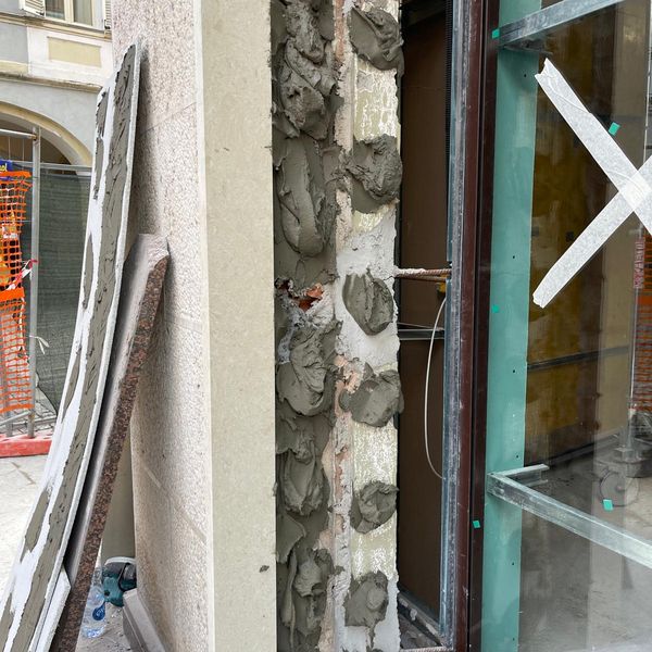 Colonna esterna con malta in lavorazione