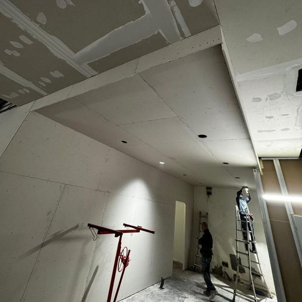 Cartongesso a soffitto: team al lavoro