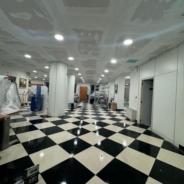 Cartongesso in lavorazione con plastiche protettive