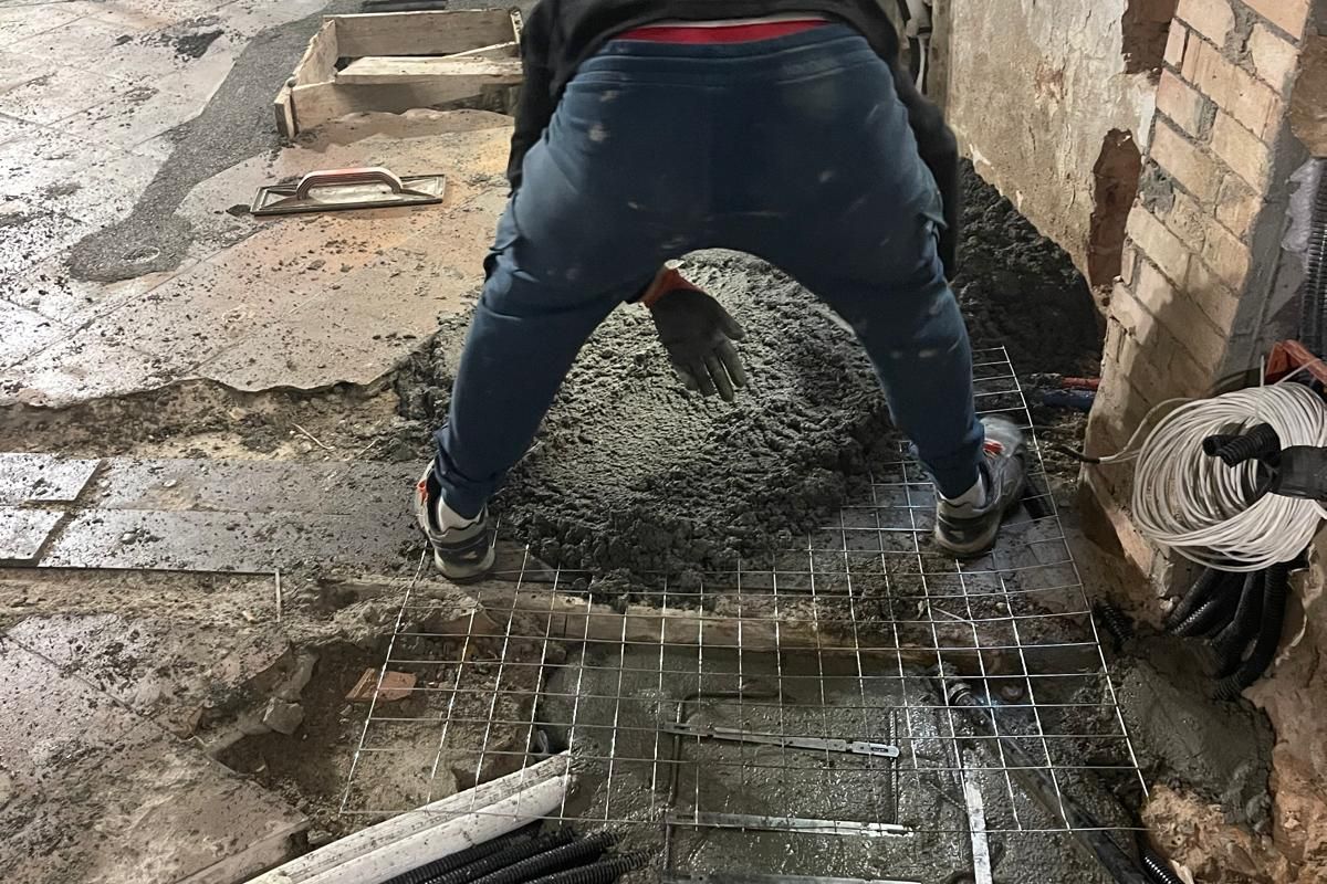 Artigiano Edil.Italy che rifinisce a mano un massetto in cantiere