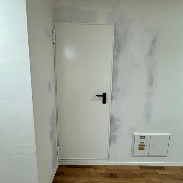 Porta REI bianca con parete rasata