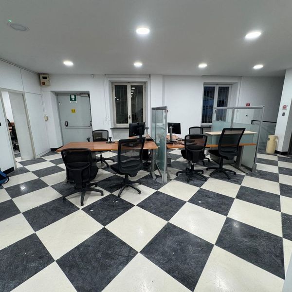 Sala open con bancone divisorio vetrato