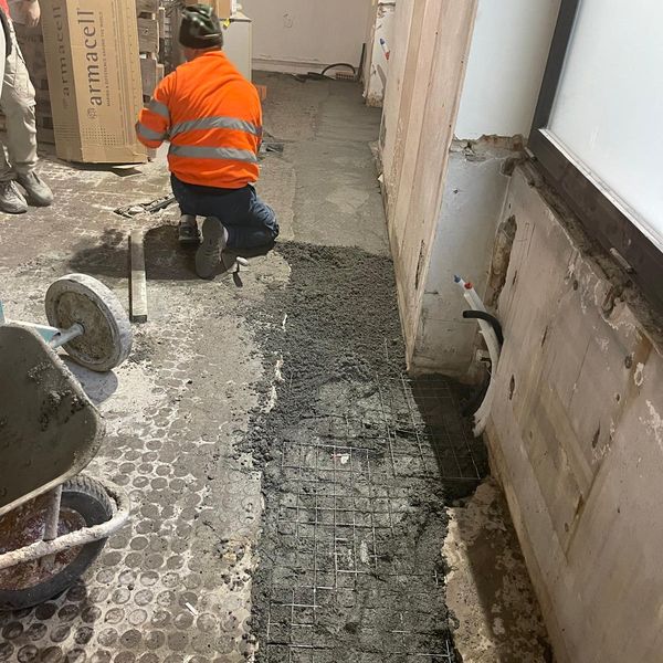 Operaio con gilet alta visibilità durante isolamento