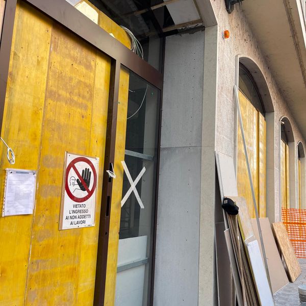 Cantiere chiuso al pubblico con pannelli OSB