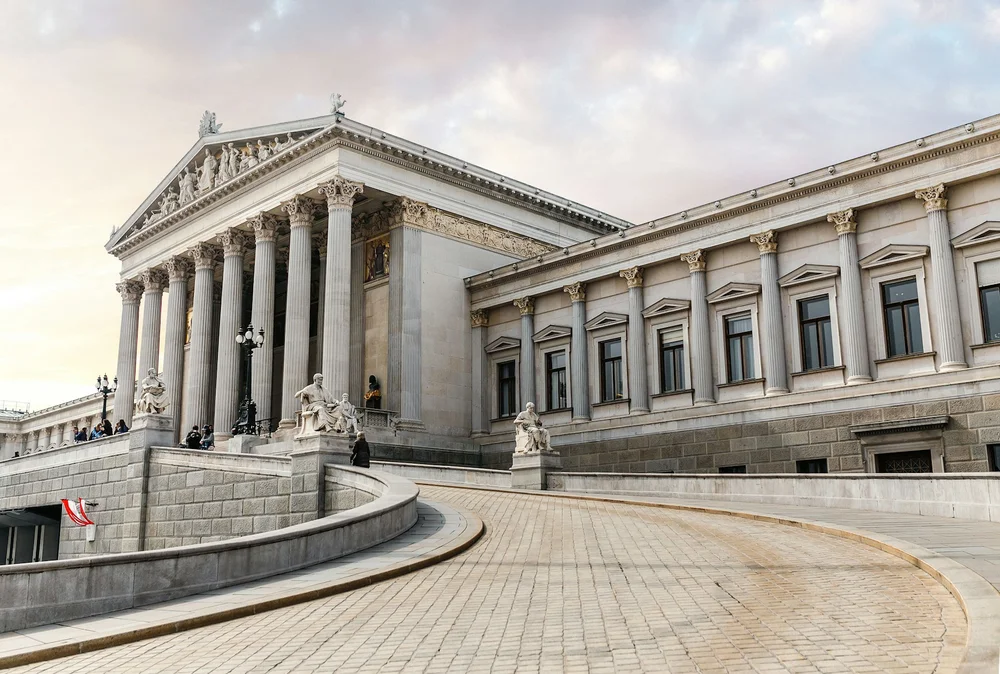 Öffentliche Hand  digitalisiert Extraktion aus Verträgen
