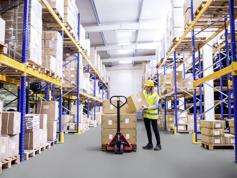 Lose verlegte PVC-Industriefliesen mit Schwalbenschwanz-Klicksystem in einer Produktionshalle