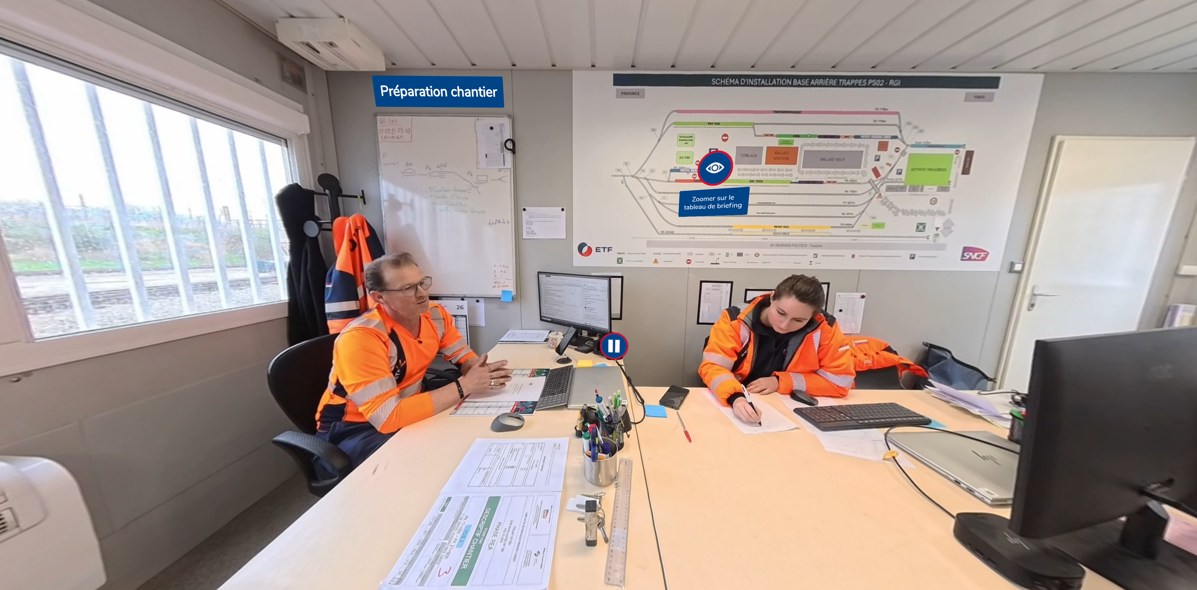 Atelier 2 : organisation du chantier, un chef de chantier briefe un ouvrier devant un plan