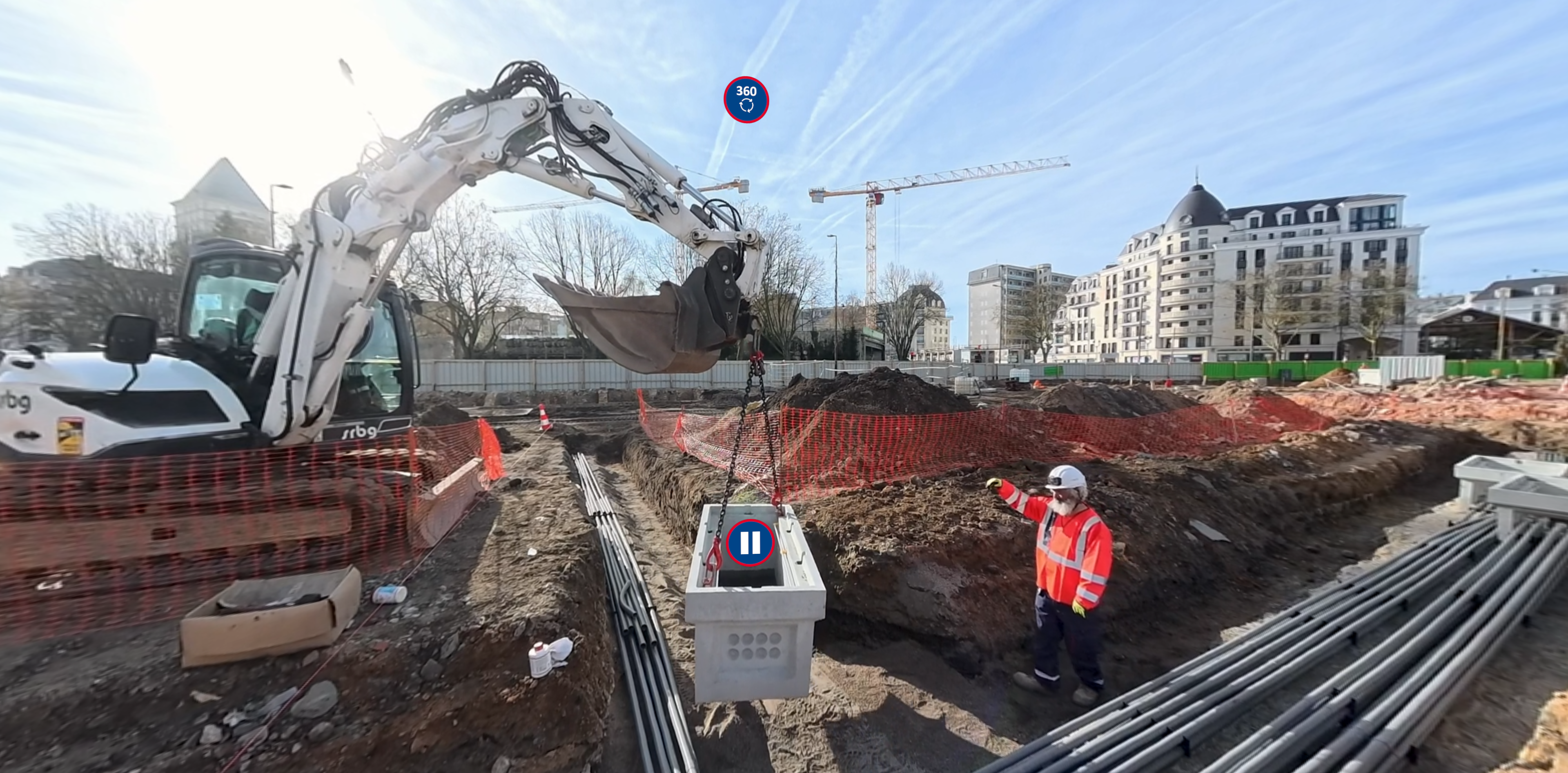 Atelier 1 : travail autour d’un engin, une pelle et un ouvrier en tenue haute visibilité dans une scène 360°