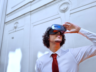 Lenovo enhances Sales Learning Experience using ThinkReality VRX and Uptale