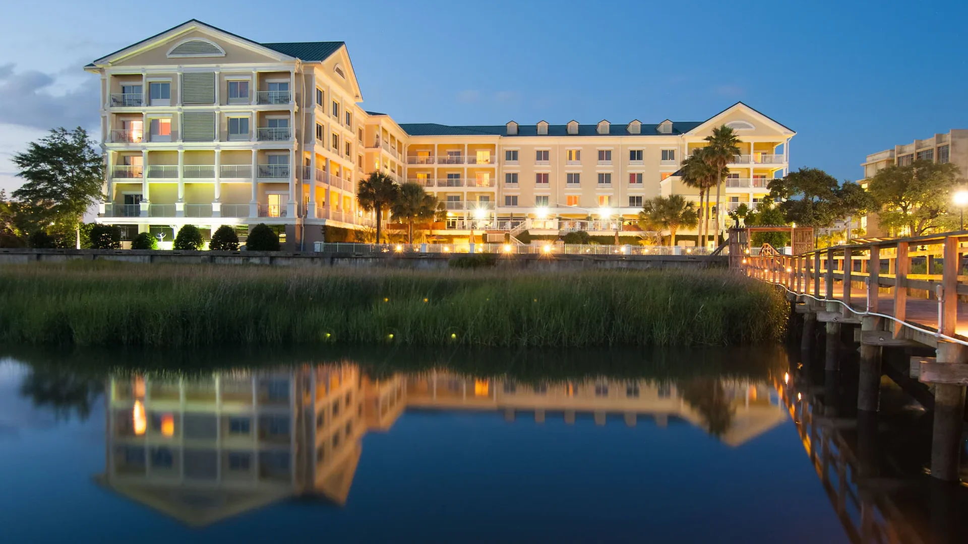 Courtyard Charleston Waterfront
