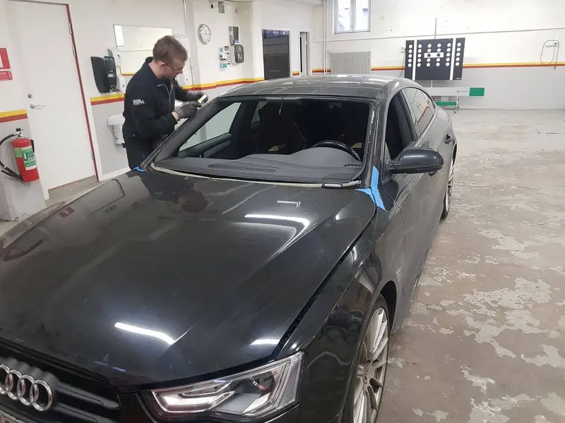 Ny vindruta monteras på AUDI på Carglass