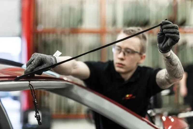 Tekniker som byter vindruta på en bil hos Carglass