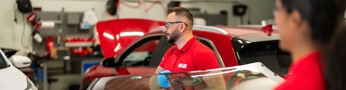 Tekniker monterar ny vindruta på bil i Carglass verkstad