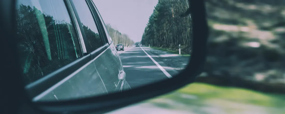 Windscreen side mirror view