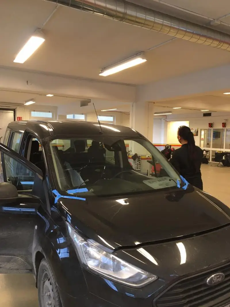 Ny vindruta hos Carglass på en Ford