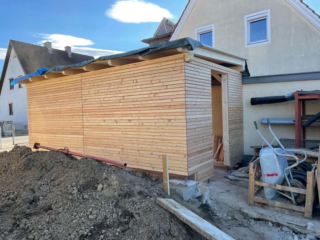 Außenansicht eines Garagenbaus aus Holz.