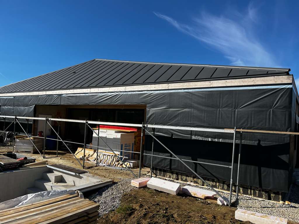 Bild während der Konstruktionsarbeiten für Fassade und Dach.
