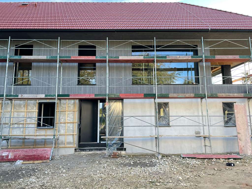 Baugerüst an Gebäude während Sanierung der Außenfassade.