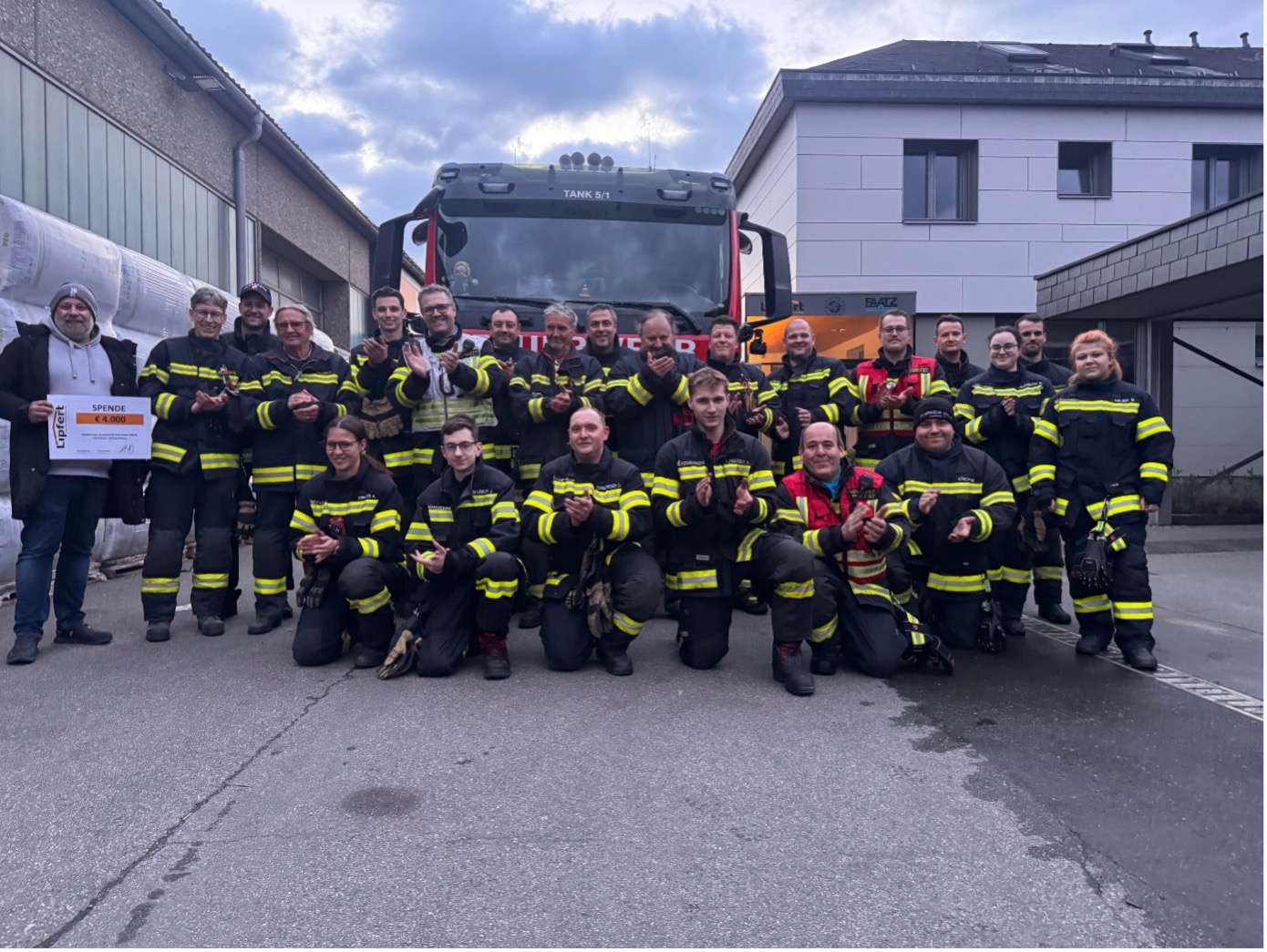 Das Team der Freiwilligen Feuerwehr Steyr mit Patrick Lipfert vor dem Kommandowagen am Lipfert Betriebsgelände.