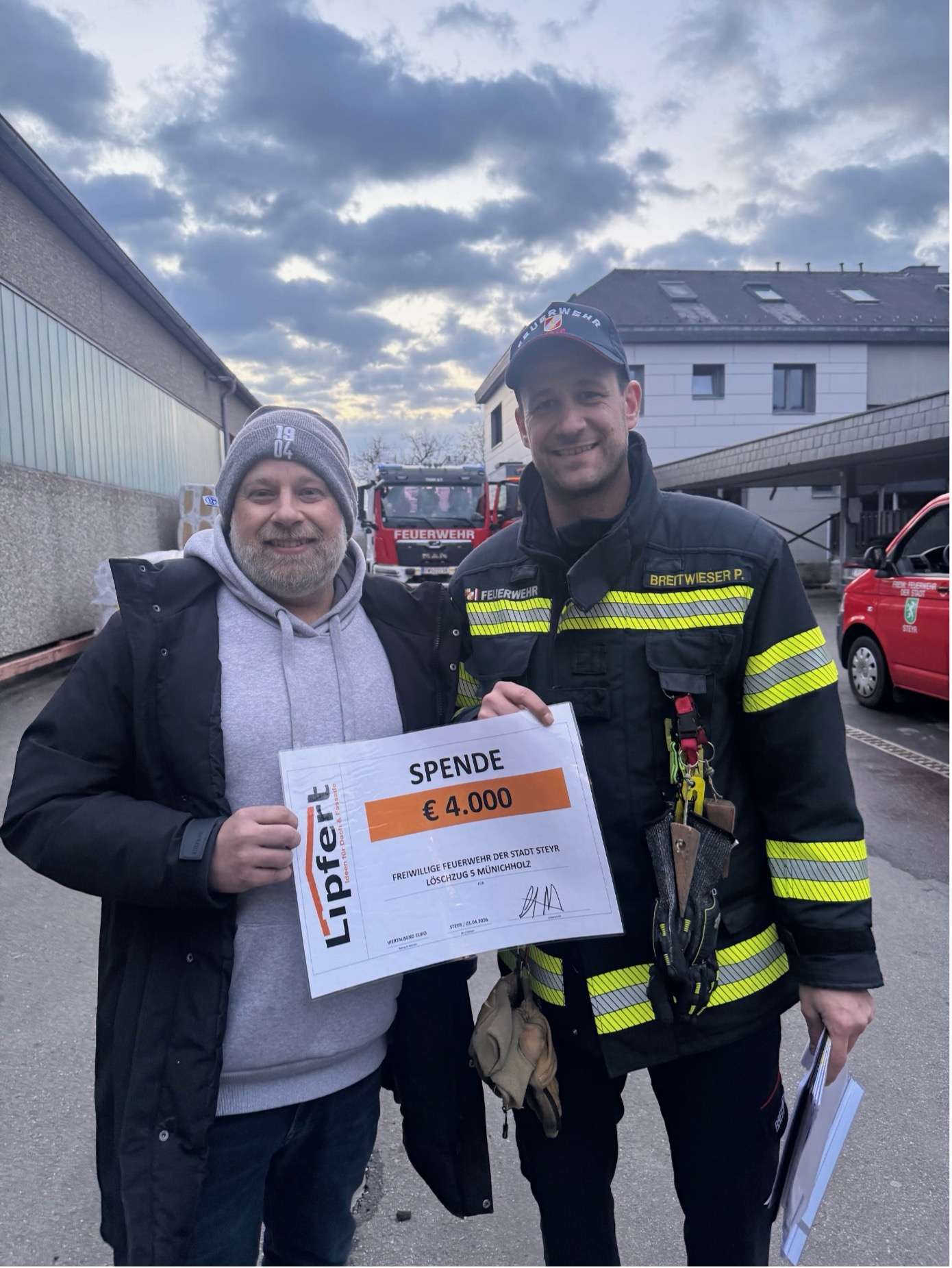 Patrick Lipfert und Patrick Breitwieser, Gruppenkommandant der Freiwilligen Feuerwehr Steyr halten den Spendenschein in der Hand.