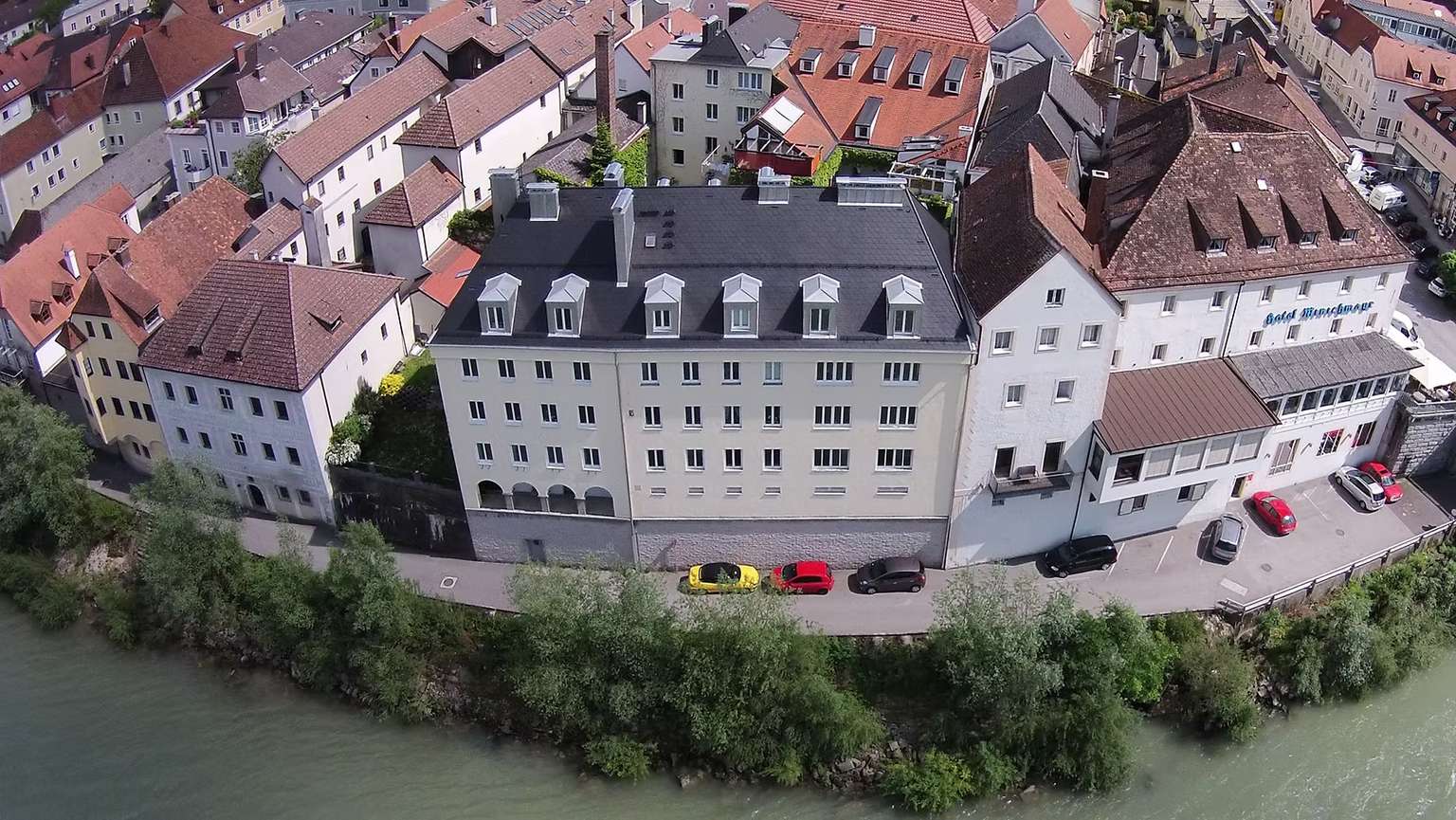 Luftansicht mehrerer Häuser an der Steyr.