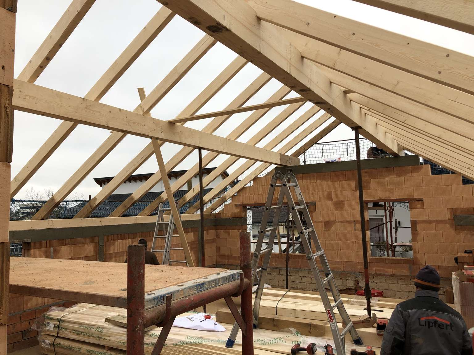Innenansicht des Aufbau eines Dachstuhls mit Holzgerüst.