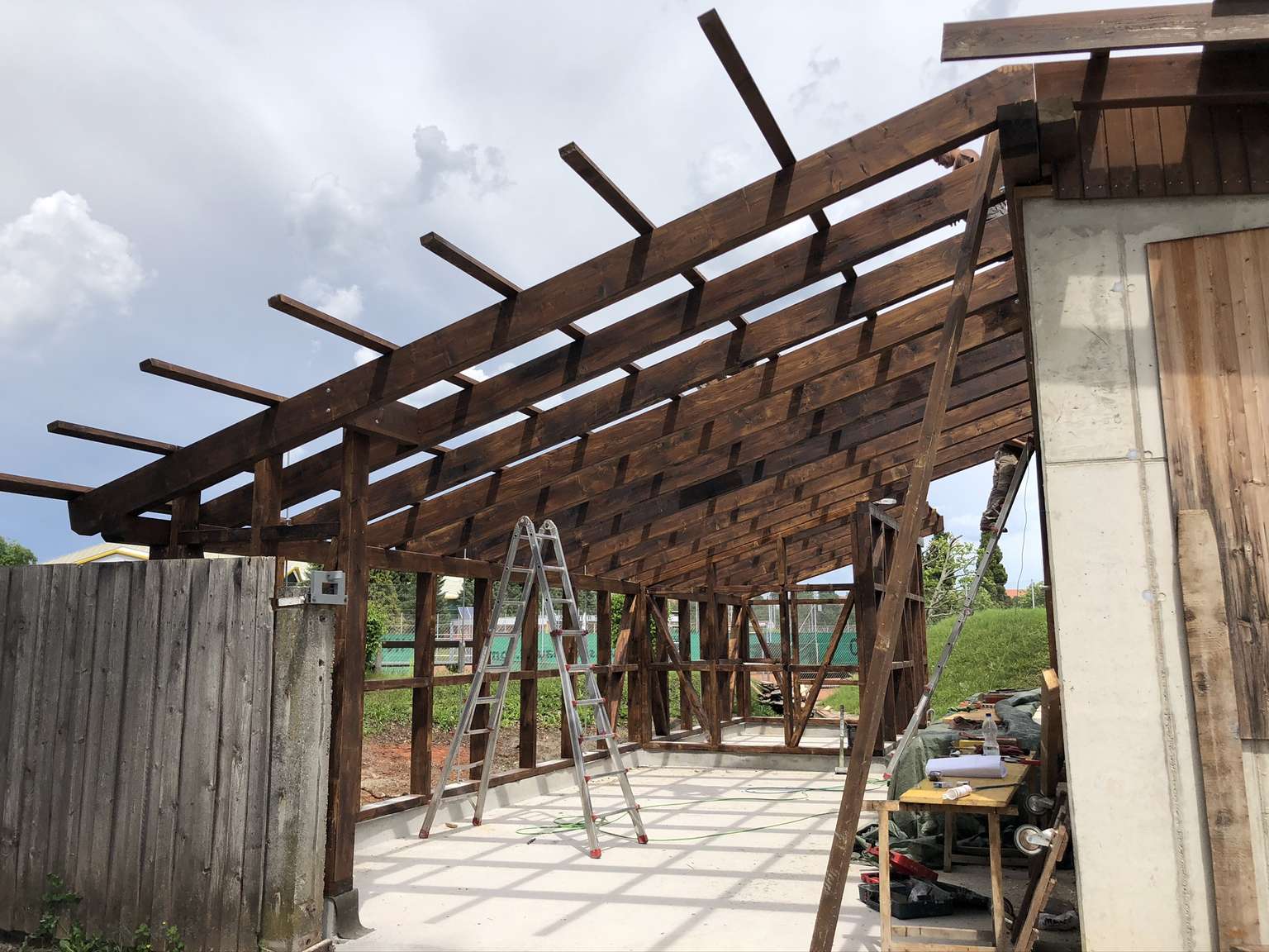 Konstruktion eines Schrägdachs in dunkler Holzoptik.
