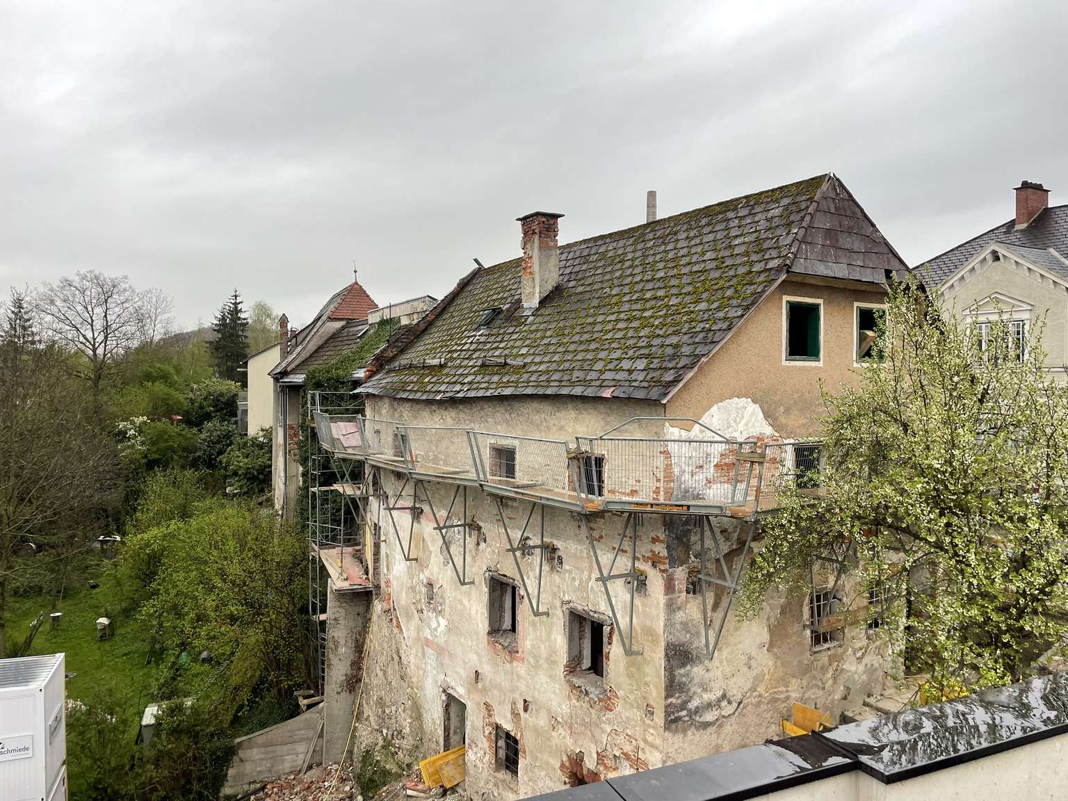 Außenansicht des Flößerhaus zu Baubeginn mit Baugerüst unter Dach.