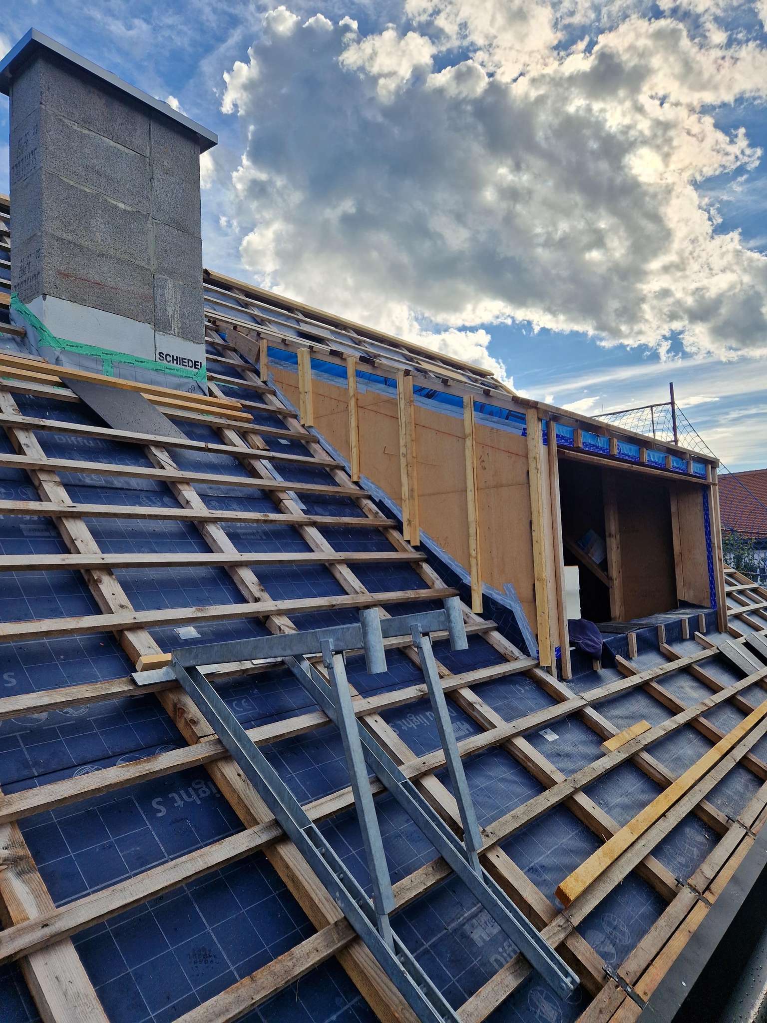 Konstruktionsarbeiten des Holzgerüsts für den Dachbau-