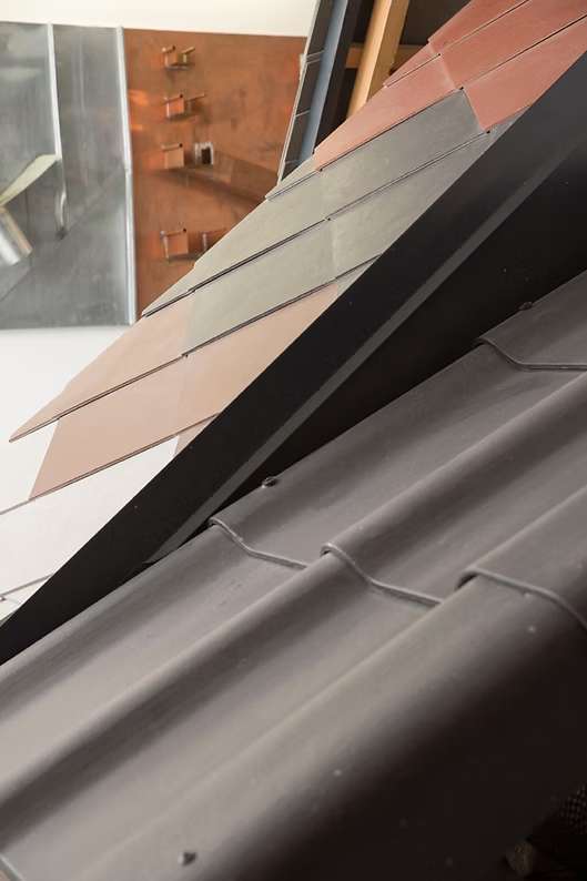 Nahaufnahme von Materialien für das Dachdecken in einem Schauraum.