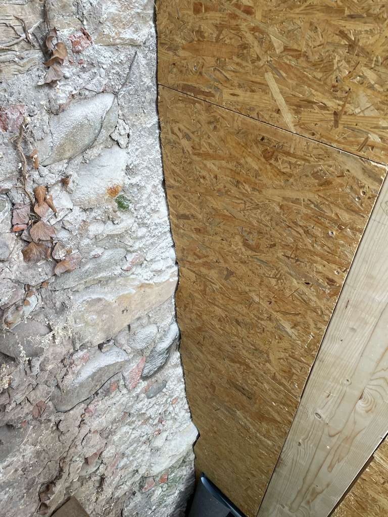 Angrenzende Pressspanplatten an Feldwand perfekt angeglichen.
