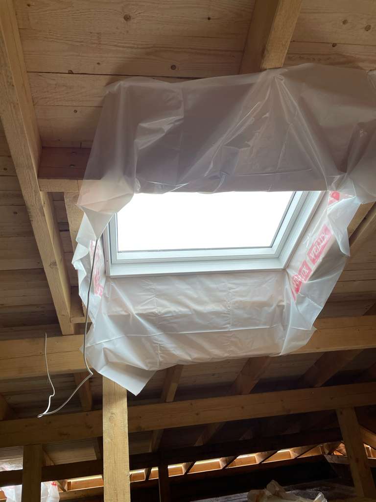 Dachfenster während dem Einbau mit Folie.