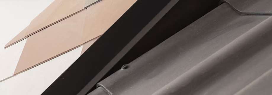 Nahaufnahme zwei Dachdeckmaterialien.