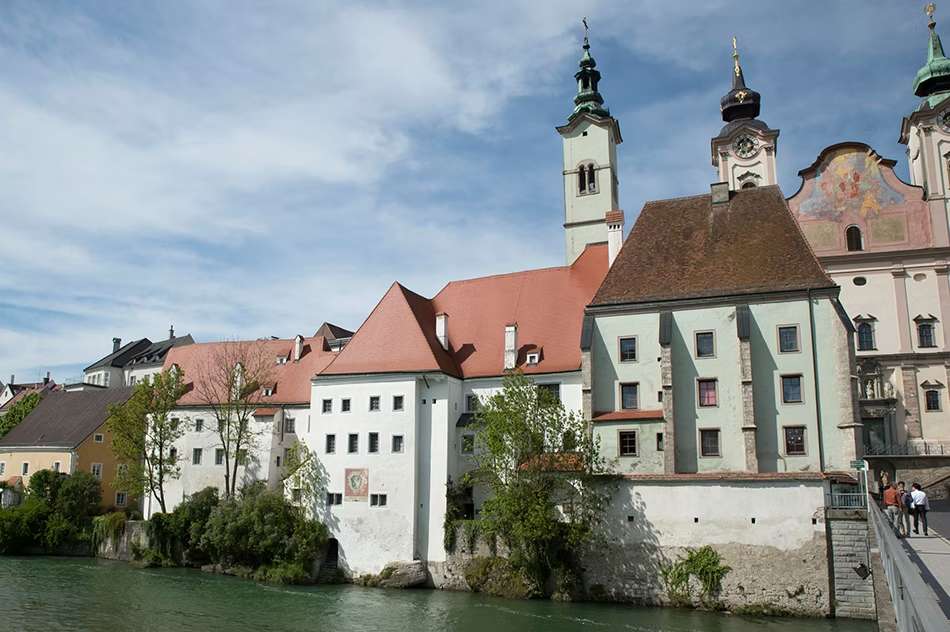 Blick auf mehrere Häuser an der Steyr.