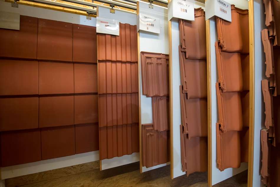 An Schiebewänden befestigte Ziegelmaterialien zur Schaustellung.