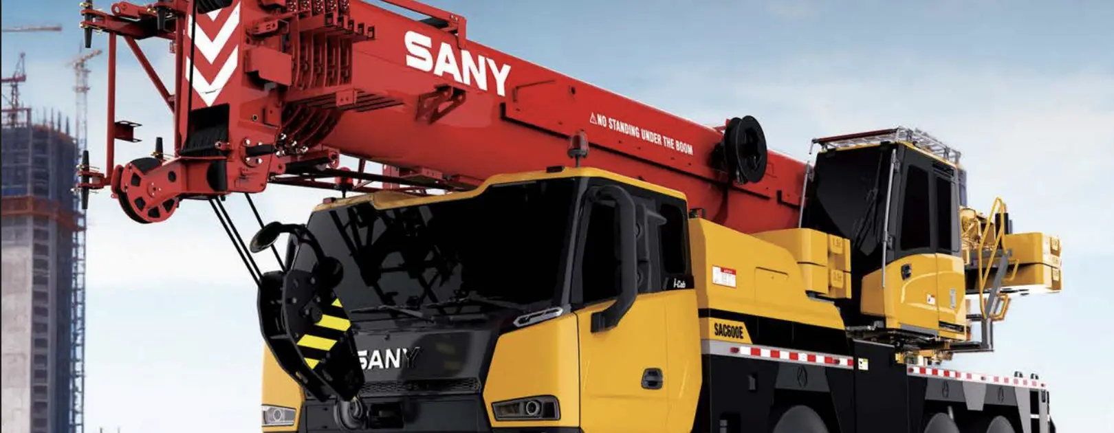 Żuraw samojezdny SAC 600E – kiedy udźwig 60 ton wystarczy do realizacji inwestycji?