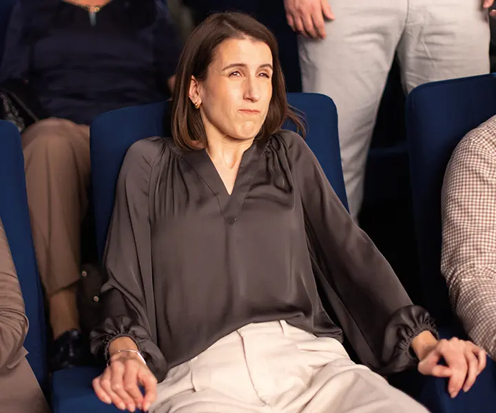 Frau sitzt im Kino