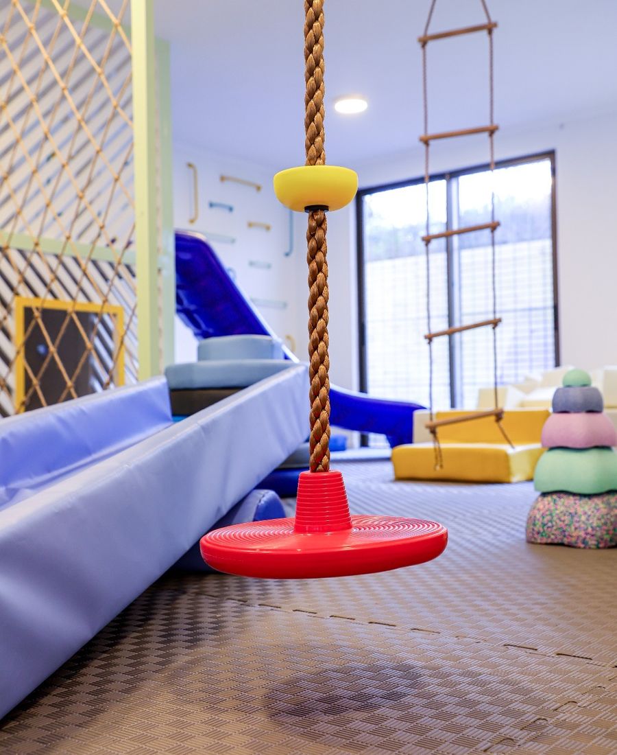 Niños jugando en una mesa de actividades
