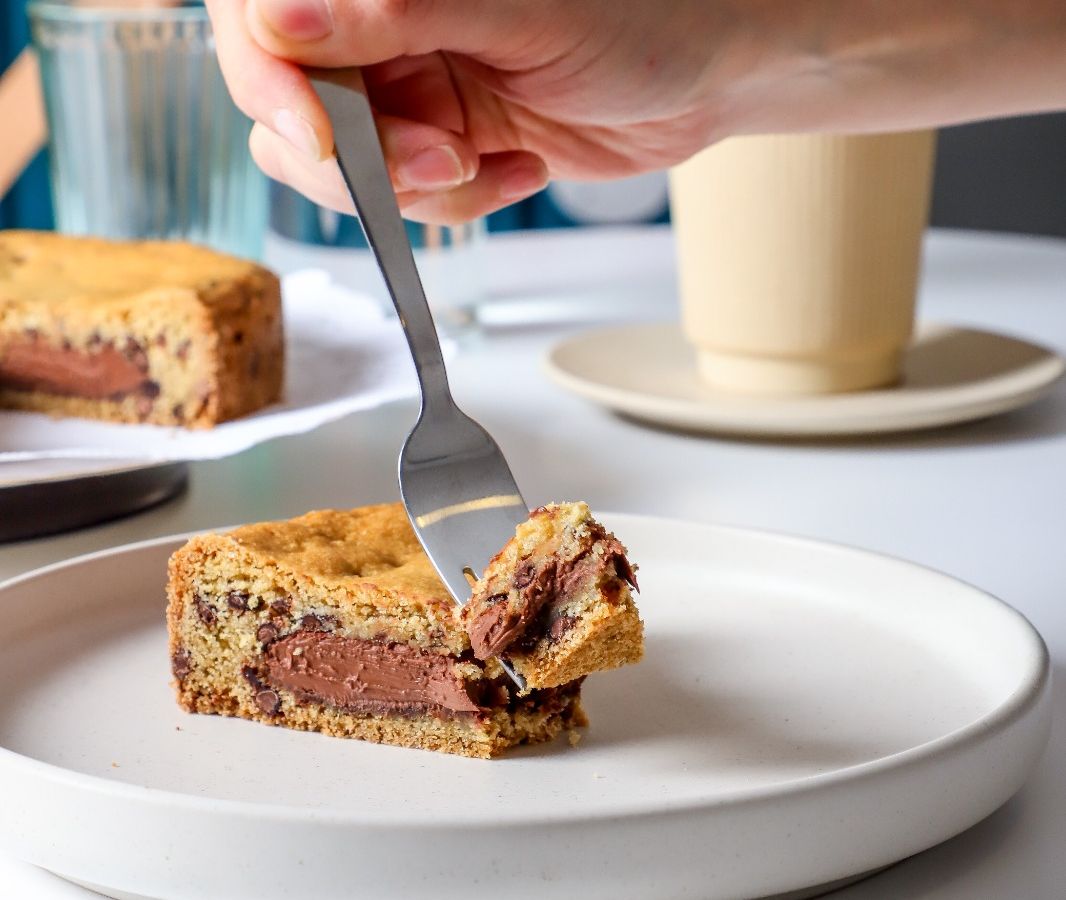 Mesa con comida y café para compartir
