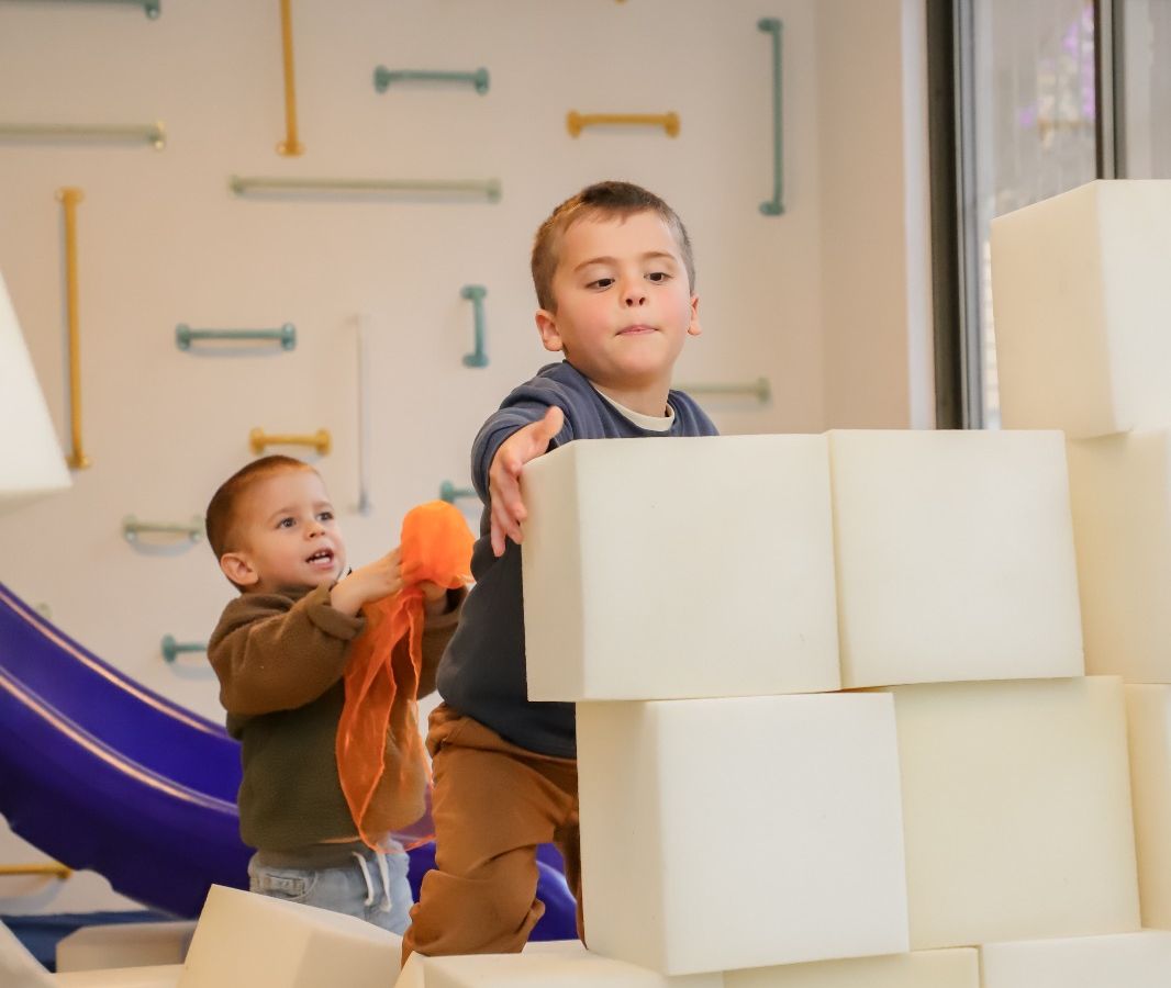 Niños explorando un espacio de juego interior