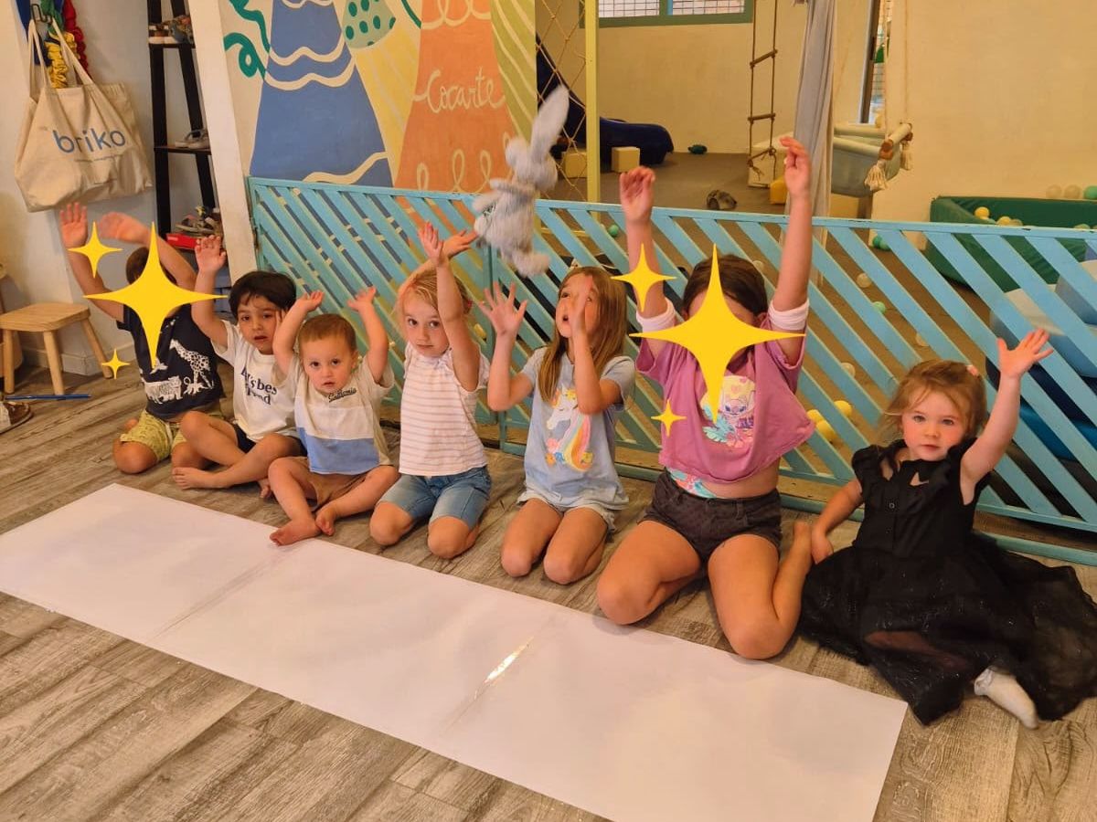 Niños jugando en un espacio interior